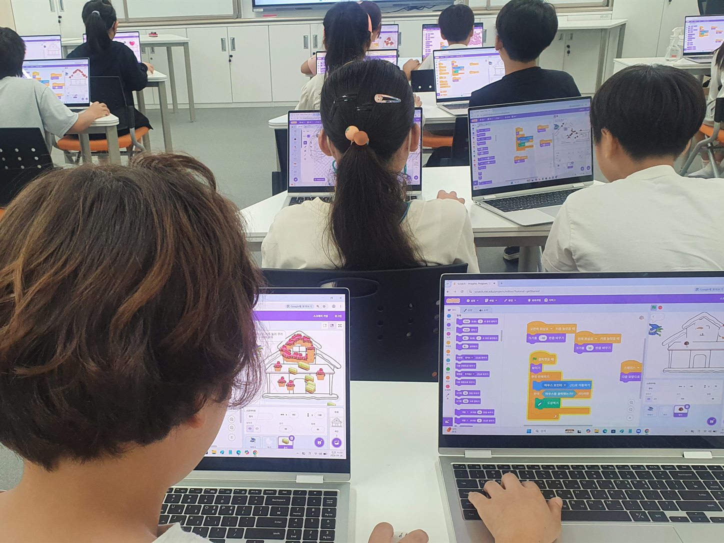구로구 세○초등학교 4학년 학생들이 노트북에서 스크래치로 과자집을 코딩하는 실제 수업 모습