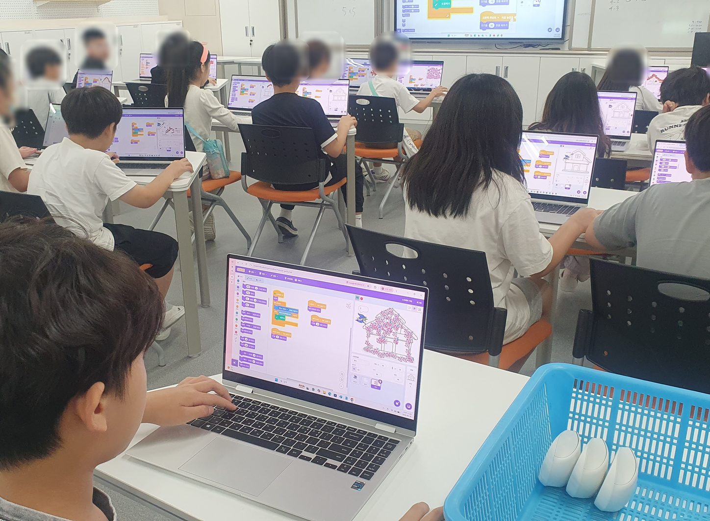 구로구 세○초등학교 4학년 학생들이 노트북으로 스크래치 코딩을 하는 실제 수업 모습